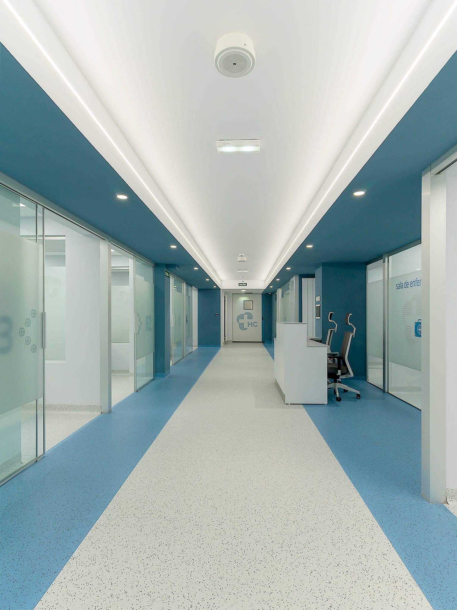 Pasillo y recepción de una clínica moderna